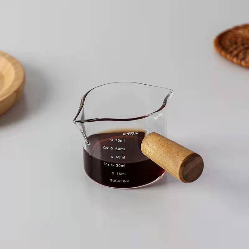 Cốc Rót Sữa Thủy Tinh Tay Cầm Gỗ